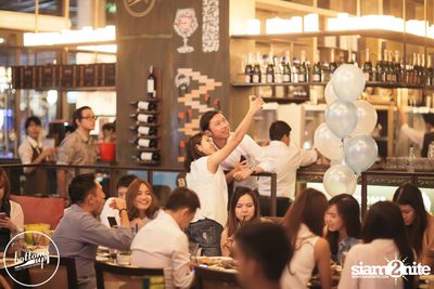 Friday Night at Wine, Beer & Bistro Bar BottomsUp Thonglor — photo 61