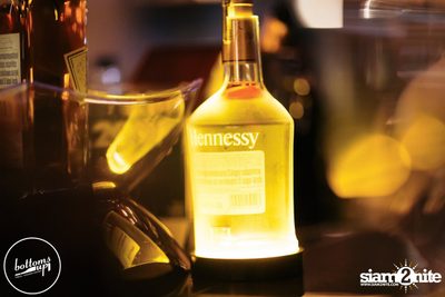 Friday Night at Wine, Beer & Bistro Bar BottomsUp Thonglor — photo 75