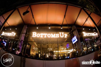 Friday Night at Wine, Beer & Bistro Bar BottomsUp Thonglor — photo 81