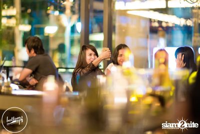 Friday Night at Wine, Beer & Bistro Bar BottomsUp Thonglor — photo 89