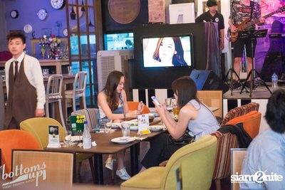 ปาร์ตี้คืนวันเสาร์ ที่ร้าน บ็อทท่อมส์ อัพ, ทองหล่อ — photo 16