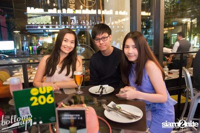 ปาร์ตี้คืนวันเสาร์ ที่ร้าน บ็อทท่อมส์ อัพ, ทองหล่อ — photo 25