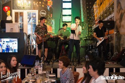 ปาร์ตี้คืนวันเสาร์ ที่ร้าน บ็อทท่อมส์ อัพ, ทองหล่อ — photo 41