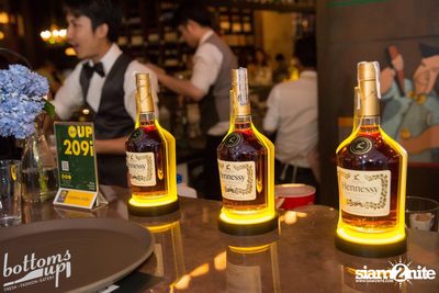 ปาร์ตี้คืนวันเสาร์ ที่ร้าน บ็อทท่อมส์ อัพ, ทองหล่อ — photo 45