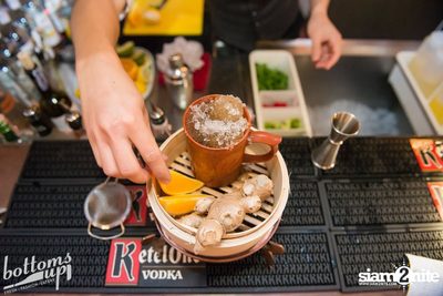 ปาร์ตี้คืนวันเสาร์ ที่ร้าน บ็อทท่อมส์ อัพ, ทองหล่อ — photo 50