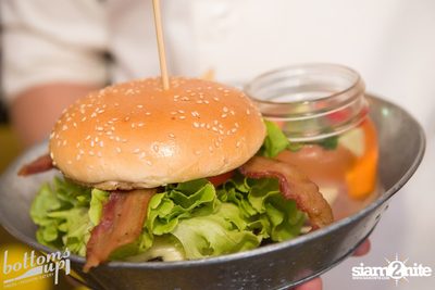 ปาร์ตี้คืนวันเสาร์ ที่ร้าน บ็อทท่อมส์ อัพ, ทองหล่อ — photo 130