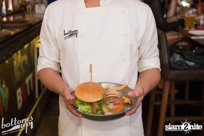 ปาร์ตี้คืนวันเสาร์ ที่ร้าน บ็อทท่อมส์ อัพ, ทองหล่อ — photo 135