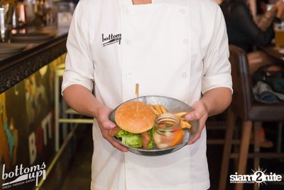 ปาร์ตี้คืนวันเสาร์ ที่ร้าน บ็อทท่อมส์ อัพ, ทองหล่อ — photo 136