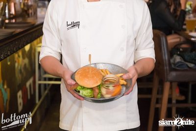 ปาร์ตี้คืนวันเสาร์ ที่ร้าน บ็อทท่อมส์ อัพ, ทองหล่อ — photo 137