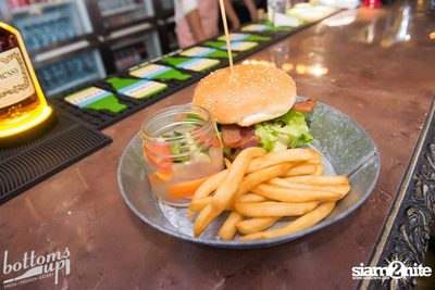 ปาร์ตี้คืนวันเสาร์ ที่ร้าน บ็อทท่อมส์ อัพ, ทองหล่อ — photo 139