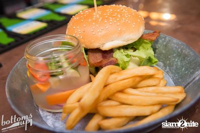 ปาร์ตี้คืนวันเสาร์ ที่ร้าน บ็อทท่อมส์ อัพ, ทองหล่อ — photo 140