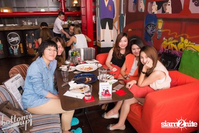 ปาร์ตี้คืนวันเสาร์ ที่ร้าน บ็อทท่อมส์ อัพ, ทองหล่อ — photo 151