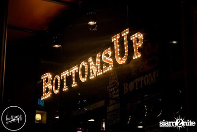 Friday Night at Wine, Beer & Bistro Bar BottomsUp Thonglor — photo 4