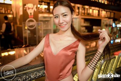 Friday Night at Wine, Beer & Bistro Bar BottomsUp Thonglor — photo 11