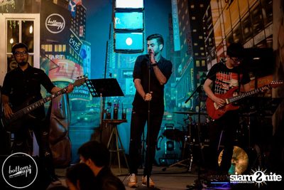 Friday Night at Wine, Beer & Bistro Bar BottomsUp Thonglor — photo 15