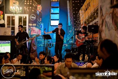 Friday Night at Wine, Beer & Bistro Bar BottomsUp Thonglor — photo 16