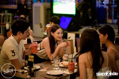 Friday Night at Wine, Beer & Bistro Bar BottomsUp Thonglor — photo 19