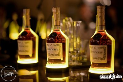 Friday Night at Wine, Beer & Bistro Bar BottomsUp Thonglor — photo 45