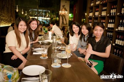Friday Night at Wine, Beer & Bistro Bar BottomsUp Thonglor — photo 62