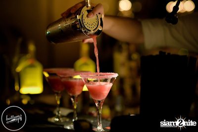 Friday Night at Wine, Beer & Bistro Bar BottomsUp Thonglor — photo 89