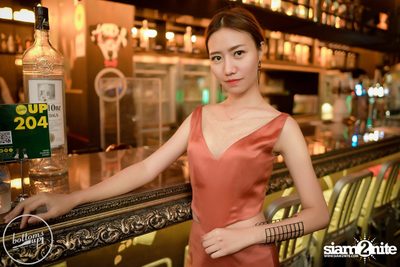 Friday Night at Wine, Beer & Bistro Bar BottomsUp Thonglor — photo 91