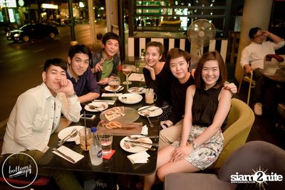 Friday Night at Wine, Beer & Bistro Bar BottomsUp Thonglor — photo 94