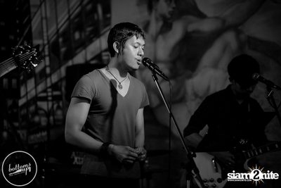 Friday Night at Wine, Beer & Bistro Bar BottomsUp Thonglor — photo 104
