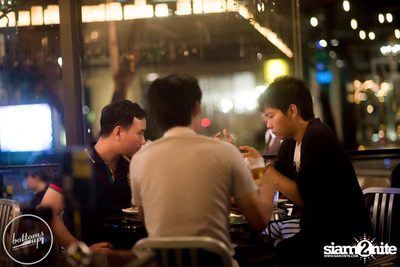 Friday Night at Wine, Beer & Bistro Bar BottomsUp Thonglor — photo 7