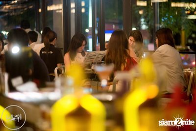 Friday Night at Wine, Beer & Bistro Bar BottomsUp Thonglor — photo 9