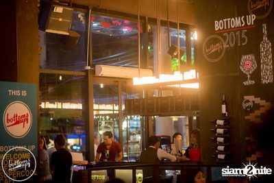 Friday Night at Wine, Beer & Bistro Bar BottomsUp Thonglor — photo 31