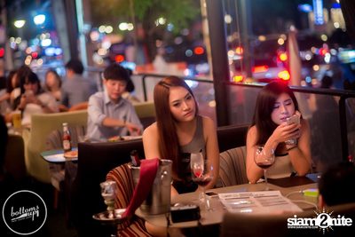 Friday Night at Wine, Beer & Bistro Bar BottomsUp Thonglor — photo 36