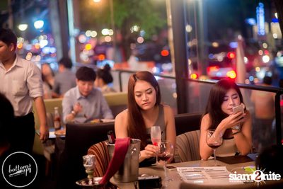Friday Night at Wine, Beer & Bistro Bar BottomsUp Thonglor — photo 37