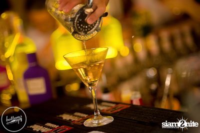 Friday Night at Wine, Beer & Bistro Bar BottomsUp Thonglor — photo 43