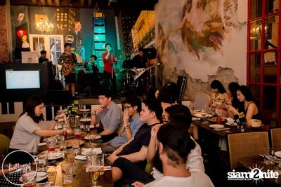 Friday Night at Wine, Beer & Bistro Bar BottomsUp Thonglor — photo 46