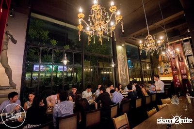 Friday Night at Wine, Beer & Bistro Bar BottomsUp Thonglor — photo 49