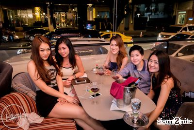 Friday Night at Wine, Beer & Bistro Bar BottomsUp Thonglor — photo 54