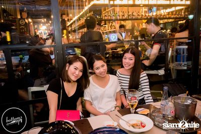 Friday Night at Wine, Beer & Bistro Bar BottomsUp Thonglor — photo 56