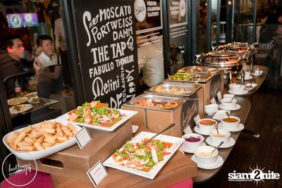 Friday Night at Wine, Beer & Bistro Bar BottomsUp Thonglor — photo 62