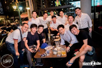 Friday Night at Wine, Beer & Bistro Bar BottomsUp Thonglor — photo 63