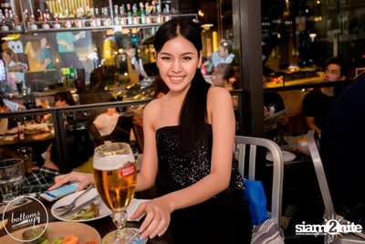 Friday Night at Wine, Beer & Bistro Bar BottomsUp Thonglor — photo 69
