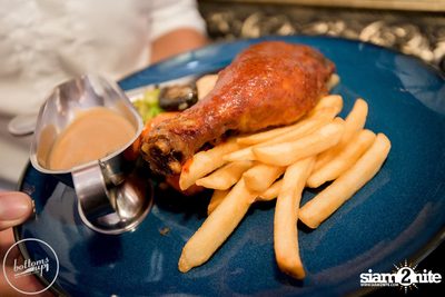 Friday Night at Wine, Beer & Bistro Bar BottomsUp Thonglor — photo 72
