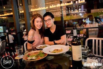 Friday Night at Wine, Beer & Bistro Bar BottomsUp Thonglor — photo 79