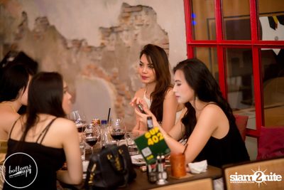 Friday Night at Wine, Beer & Bistro Bar BottomsUp Thonglor — photo 85
