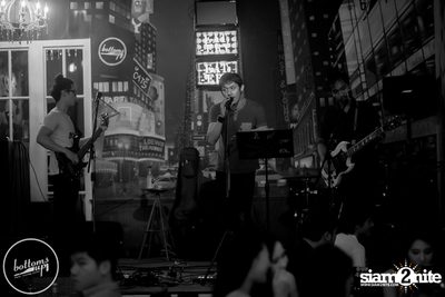 Friday Night at Wine, Beer & Bistro Bar BottomsUp Thonglor — photo 95