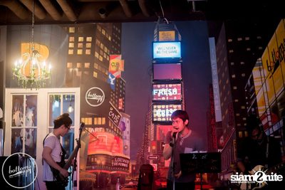 Friday Night at Wine, Beer & Bistro Bar BottomsUp Thonglor — photo 97