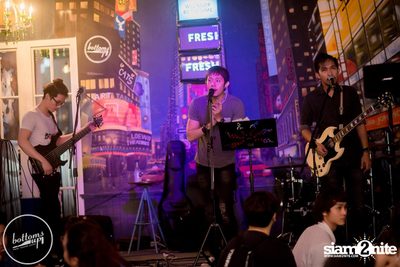 Friday Night at Wine, Beer & Bistro Bar BottomsUp Thonglor — photo 113