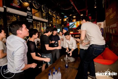 Friday Night at Wine, Beer & Bistro Bar BottomsUp Thonglor — photo 118