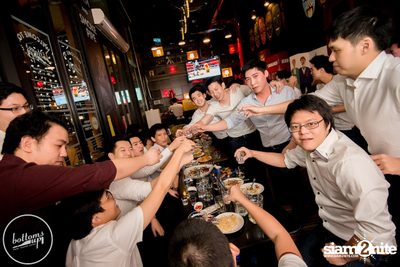 Friday Night at Wine, Beer & Bistro Bar BottomsUp Thonglor — photo 123