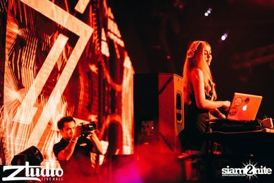 Grey Goose นำเสนอ TGIF : Tom Swoon ที่ สตูดิโอ ไลฟ์ ฮอลล์ — photo 24