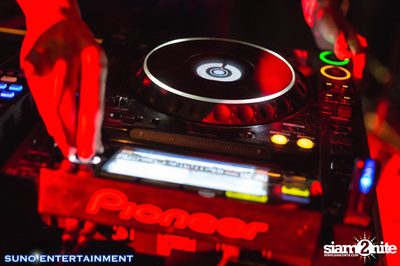 Suno Entertainment นำเสนอ DJ Lloyd Live ที่ มายา รูฟท็อป บาร์ — photo 34